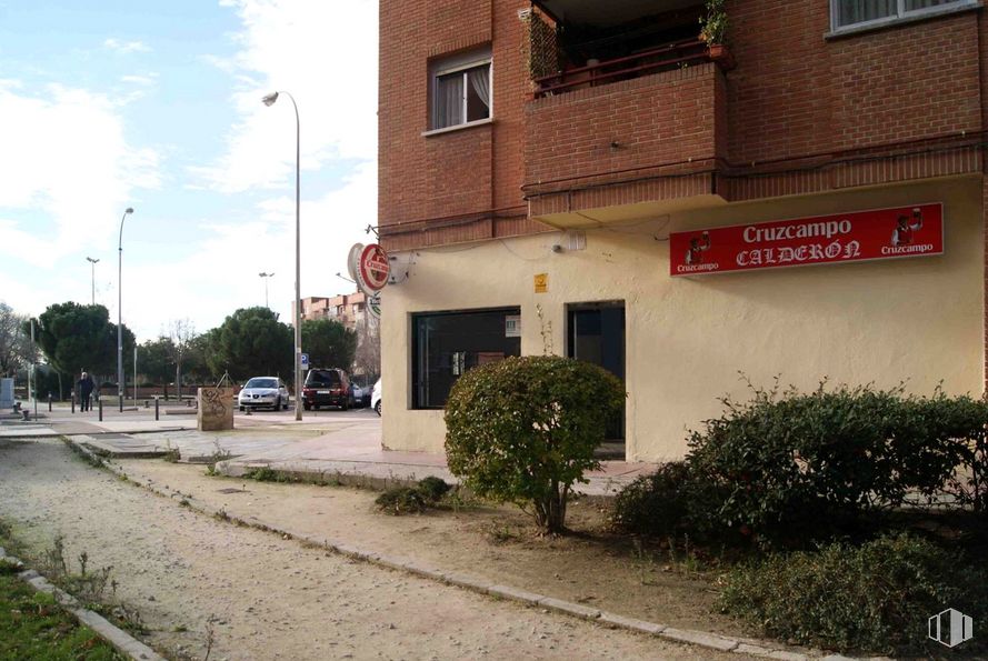 Local en venta en Calle Calderón de la Barca, 6, Alcobendas, Madrid, 28100 con ventana, planta, casa, nube, cielo, edificio, luz de la calle, rueda, superficie de la carretera y asfalto alrededor