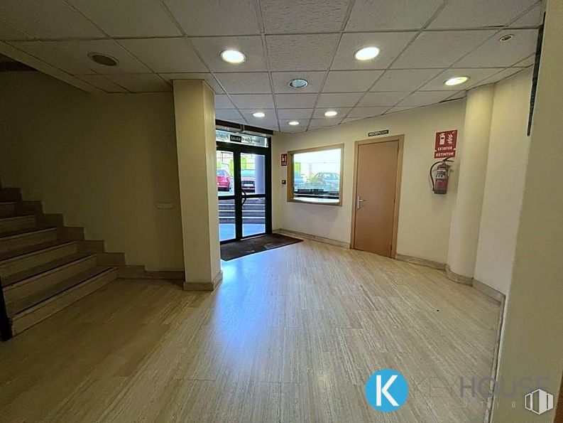 Oficina en alquiler y venta en Zona empresarial, Coslada, Madrid, 28820 con ventana, puerta, edificio, interiorismo, hall, suelo, suelos, accesorio, planta de interior y techo alrededor