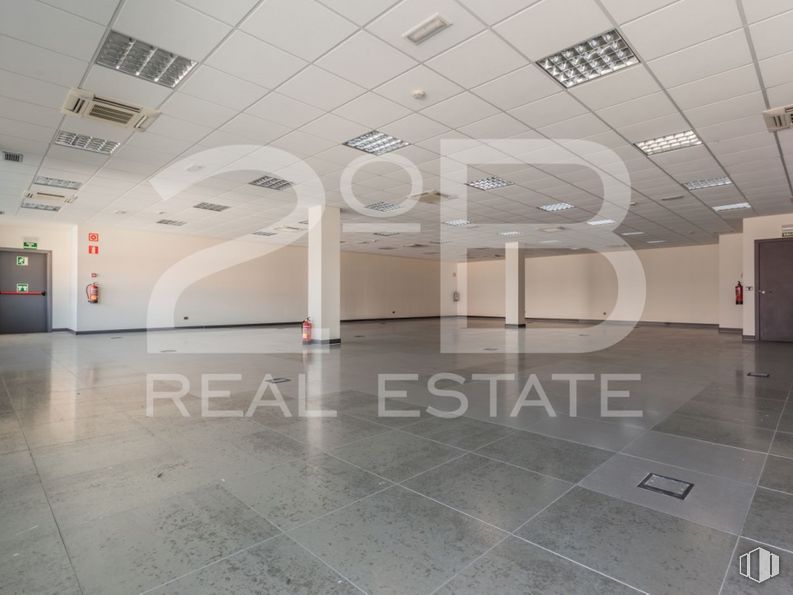 Office for sale at Rivas Centro, Plaza Constitución, 2, Rivas-Vaciamadrid, Madrid, 28529 with door, property, fixture, interior design, floor, flooring, material property, composite material, font, glass and tile flooring around