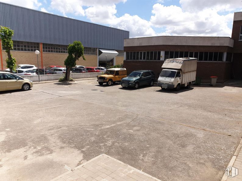 Nave en venta en Zona industrial, Leganés, Madrid, 28914 con coche, rueda, luz de estacionamiento, neumático, vehículo terrestre, cielo, nube, vehículo, propiedad y neumático de automoción alrededor