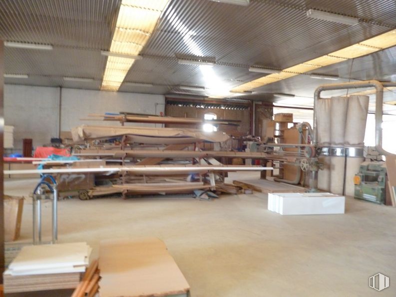 Industrial for rent at Calle Príncipe Juan Carlos, Fuensalida, Toledo, 45510 with furniture, box, building, wood, shelving, flooring, hall, beam, hardwood and lumber around