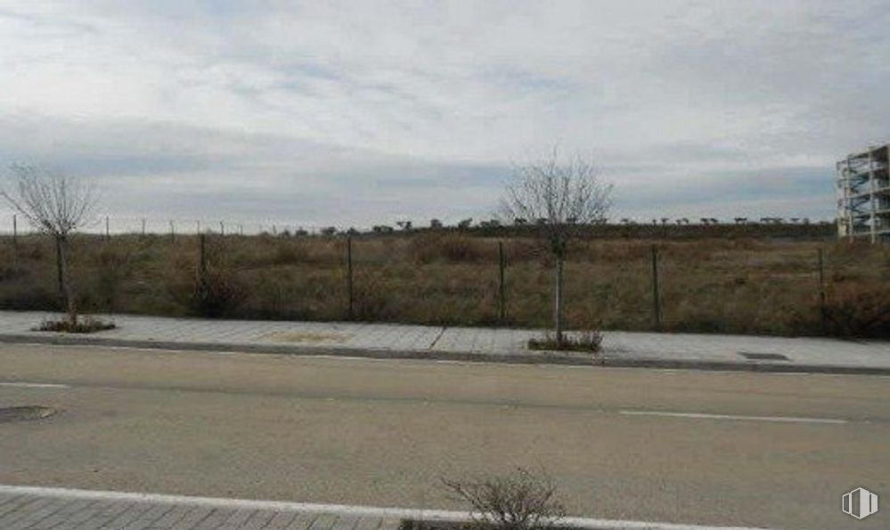 Land for sale at Avenida Mirador del Balconcillo, Guadalajara, 19002 with building, plant, cloud, sky, natural landscape, road surface, land lot, tree, asphalt and plain around