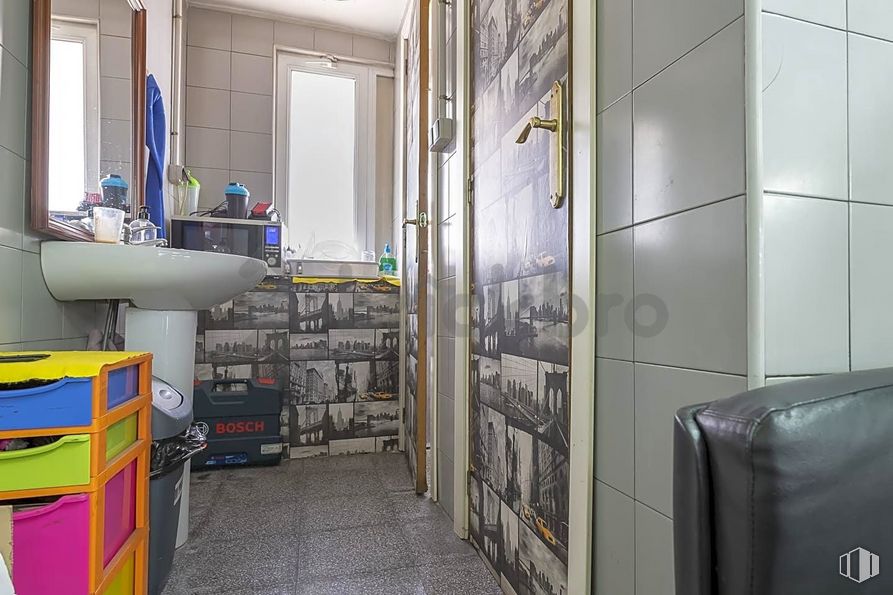 Retail for sale at Calle López Mezquía, 9, Carabanchel, Madrid, 28019 with property, fixture, cabinetry, mirror, wall, floor, flooring, gas, building and engineering around