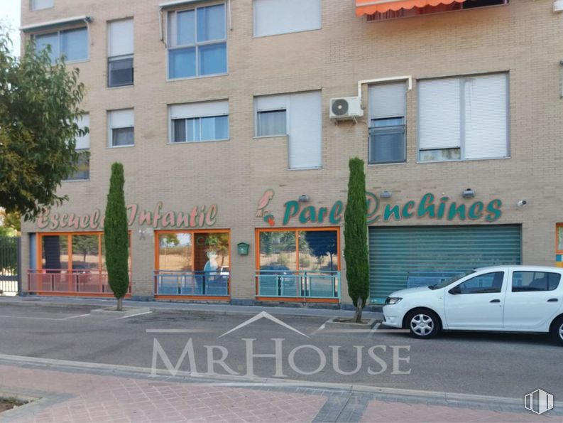 Retail for sale & for rent at Calle Estrella Antares, Parla, Madrid, 28980 with car, window, commercial building, awning, automotive tail & brake light, executive car, sport utility vehicle and subcompact car around