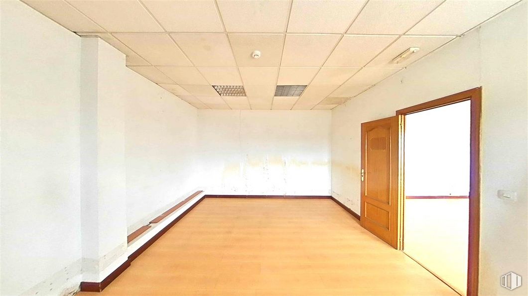 Office for sale at Calle Francisco Aritio, Guadalajara, 19004 with door, building, fixture, hall, wood, flooring, floor, wood stain, hardwood and ceiling around