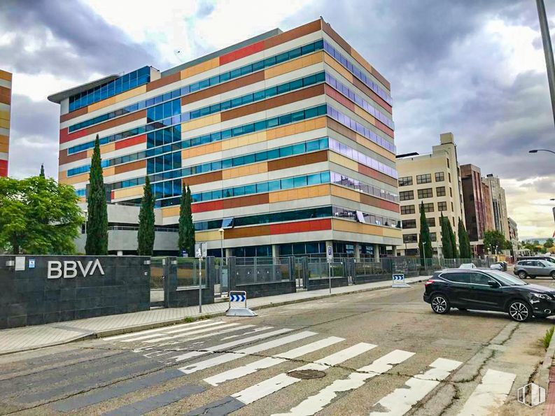 Local en venta en Edificio Auge III, Calle María Tubau, 4, Fuencarral - El Pardo, Madrid, 28050 con coche, edificio, nube, cielo, vehículo terrestre, rueda, neumático, vehículo, infraestructura y luz de la calle alrededor