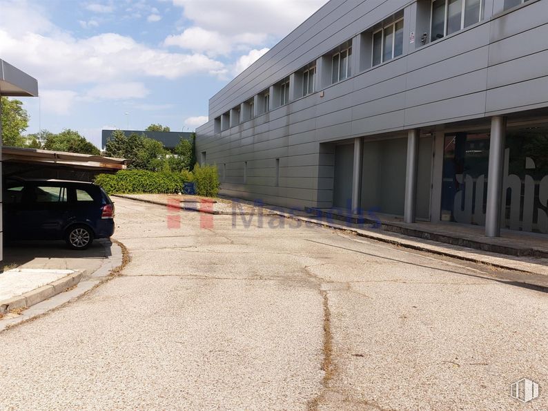 Industrial for sale at Zona industrial Las Nieves, Móstoles, Madrid, 28935 with car, building, tire, wheel, sky, cloud, vehicle, road surface, asphalt and automotive tire around