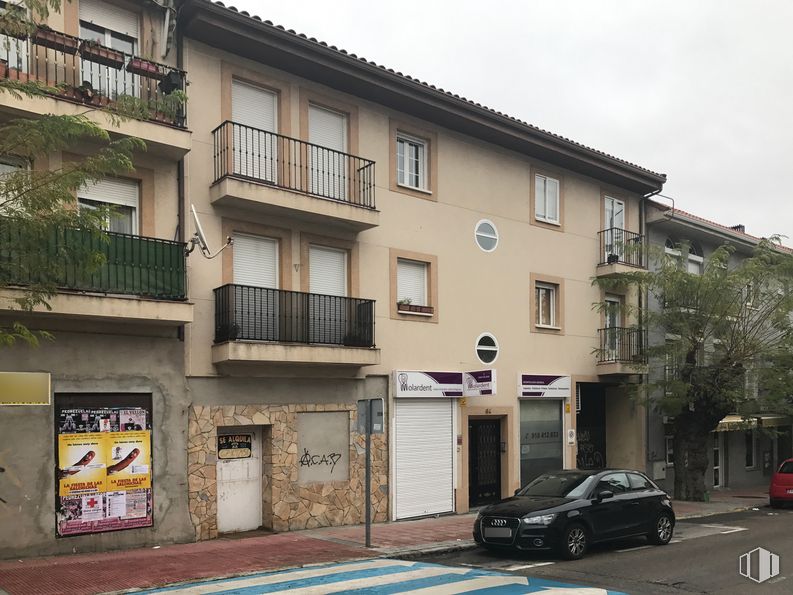 Retail for rent at Centro, El Molar, Madrid, 28710 with car, land vehicle, wheel, tire, building, property, window, vehicle, sky and tree around