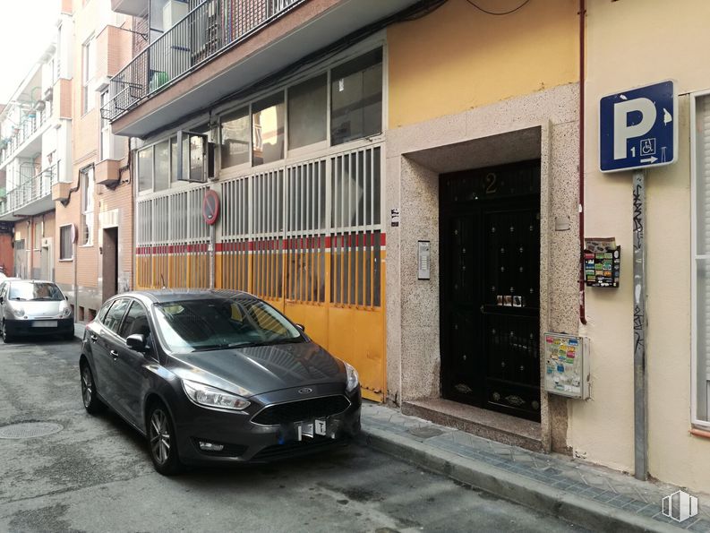 Industrial for sale at Calle Ana Albi, Carabanchel, Madrid, 28025 with car, tire, door, wheel, automotive parking light, land vehicle, vehicle, building, automotive lighting and window around