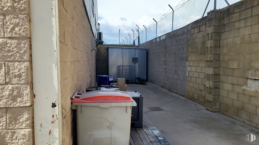 Industrial for sale at Calle Valle de Tobalina, Villaverde, Madrid, 28021 with waste container, property, sky, cloud, line, composite material, gas, building material, road and asphalt around