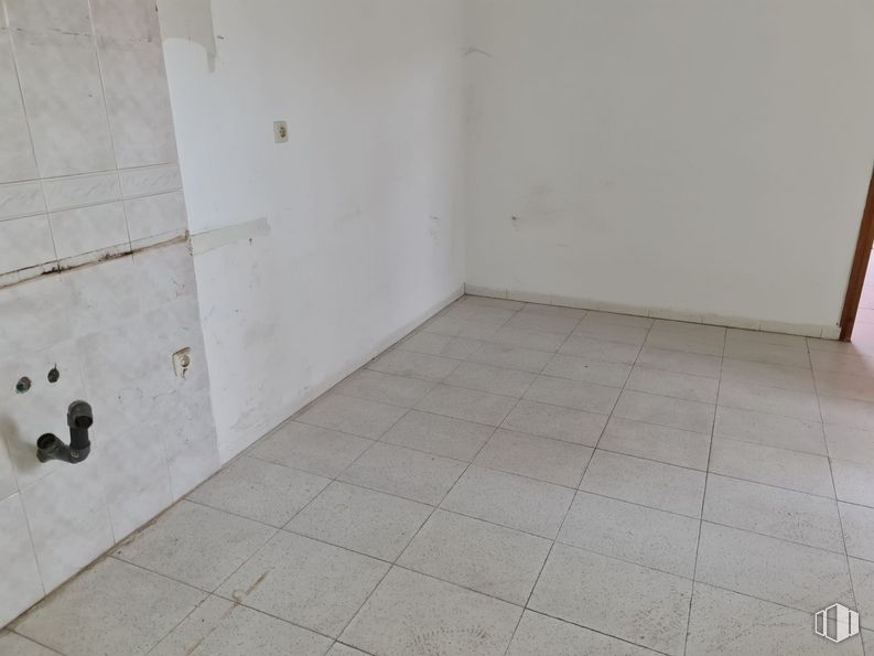 Retail for sale at Calle Nuestra Señora de los Remedios, Turégano, Segovia, 40370 with rectangle, wood, flooring, tile flooring, floor, composite material, fixture, hardwood, concrete and road surface around