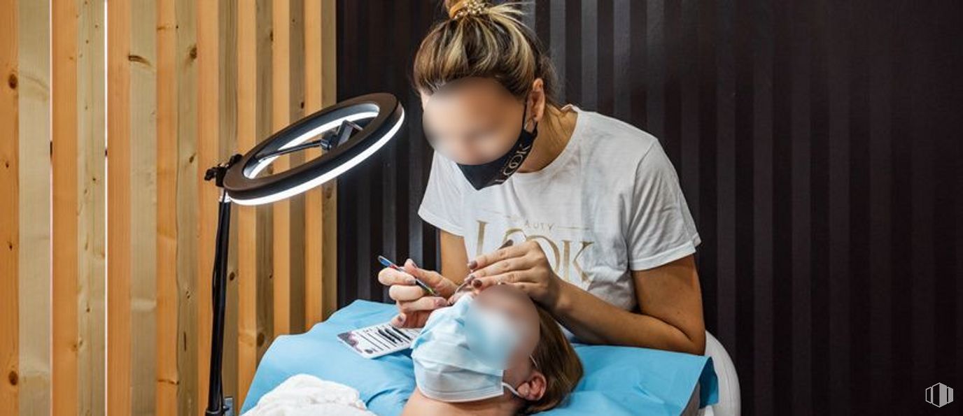 Local en alquiler en Barajas - Casco histórico , Barajas, Madrid, 28042 con parte superior, persona, cuidado de la salud, rueda, procedimiento médico, equipo médico, médica, paciente, gafas y neumático de bicicleta alrededor