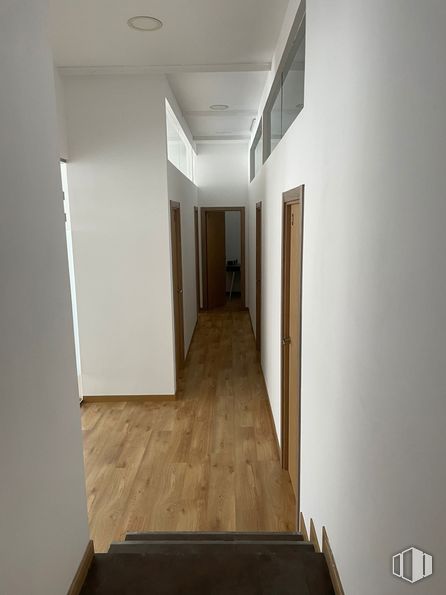 Oficina en alquiler en Calle Monasterio de Caaveiro, 13 , Fuencarral - El Pardo, Madrid, 28049 con accesorio, madera, hall, suelos, pintura, casa, madera dura, escaleras, puerta y tinte para madera alrededor