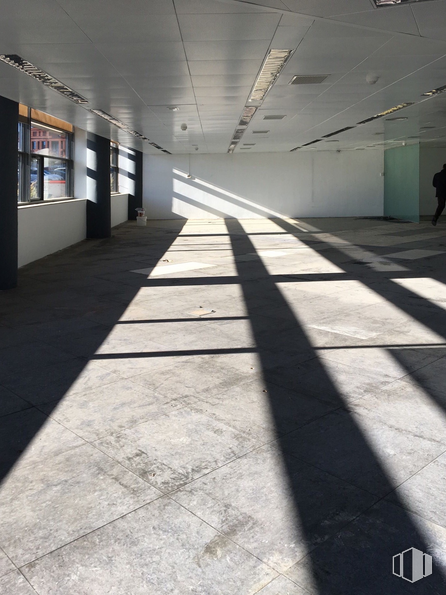 Oficina en alquiler en Edificio América II, Calle Proción, 7, Moncloa - Aravaca, Madrid, 28023 con luz, superficie de la carretera, madera, rectángulo, luz de sol, sombra, asfalto, suelo, piso y material compuesto alrededor