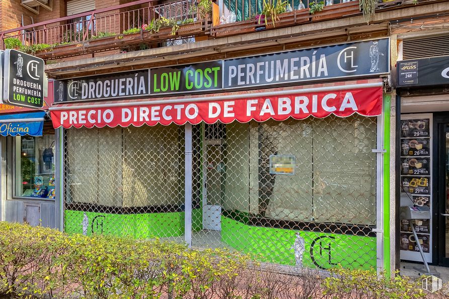 Local en alquiler en Calle Río Genil, 21, Móstoles, Madrid, 28934 con edificio, planta, ventana, fachada, fuente, accesorio, ladrillo, señalización, cubierta vegetal y calle alrededor