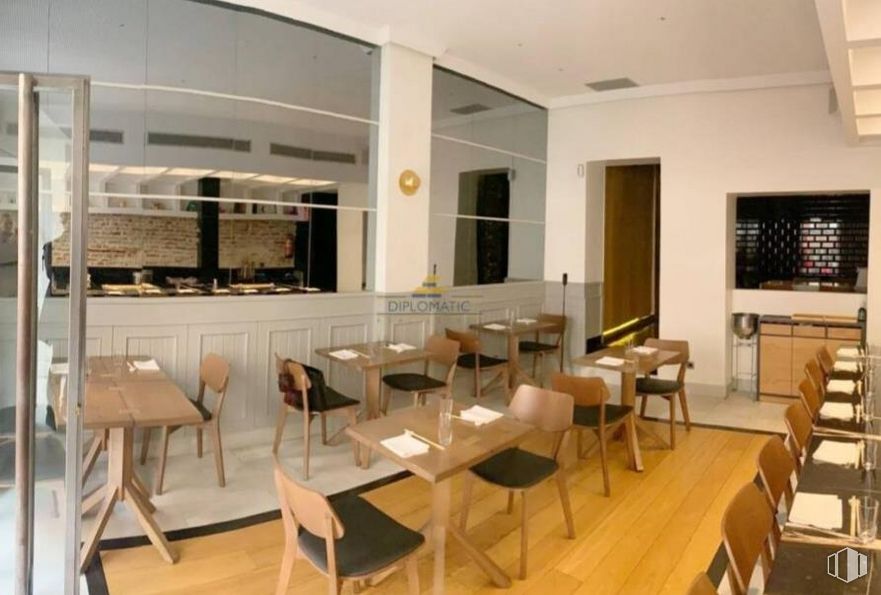 Retail for rent at Calle Bretón de los Herreros, Chamberí, Madrid, 28003 with chair, table, furniture, wood, interior design, flooring, floor, countertop, hardwood and kitchen around