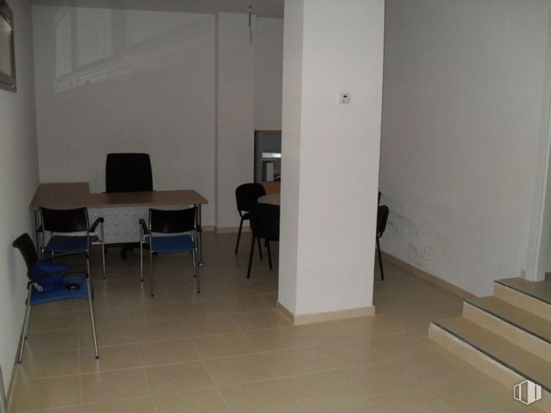 Office for sale at Calle Venta Arriba, Olías del Rey, Toledo, 45280 with chair, table, desk, furniture, building, wood, flooring, floor, house, door and hardwood around