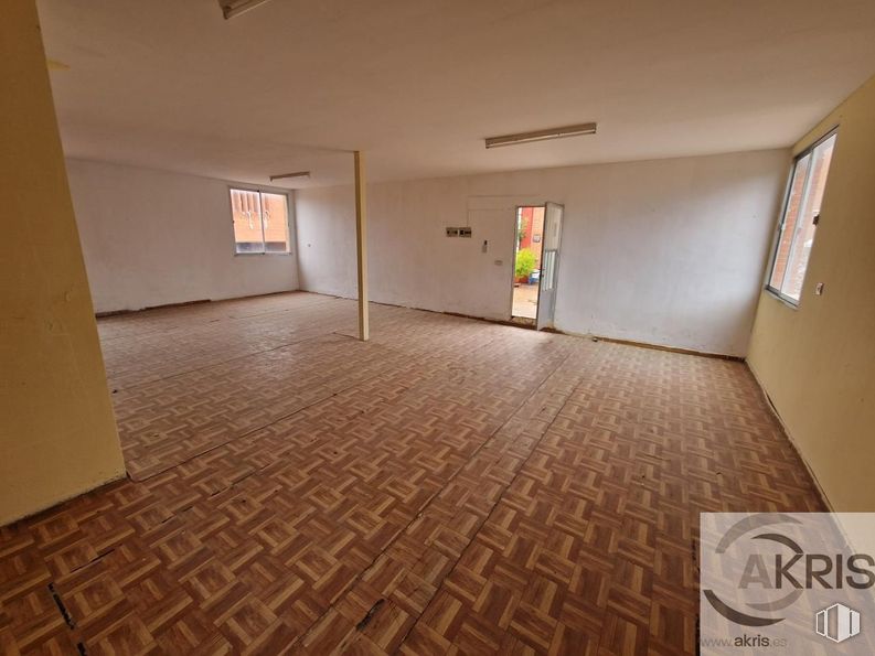 Retail for sale at Centro Comercial Las Perdices, Calle Centro, Bargas, Toledo, 45593 with floor, flooring, wall, wood, brown, tile flooring, wood stain, ceiling, room and hardwood around