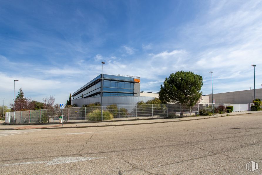 Nave en alquiler en Zona Coslada, Coslada, Madrid, 28820 con edificio, nube, cielo, planta, luz de la calle, árbol, superficie de la carretera, asfalto, diseño urbano y vía pública alrededor