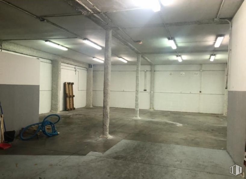 Industrial for sale & for rent at Calle Senda Galiana, 16, Coslada, Madrid, 28820 with lighting, flooring, floor, ceiling, concrete, basement, fluorescent lamp, parking, hall and building material around