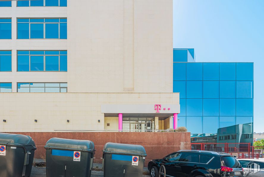 Office for rent at Calle Orduña, 2, Fuencarral - El Pardo, Madrid, 28034 with car, waste container, window, building, tire, vehicle, sky, motor vehicle, wheel and waste containment around