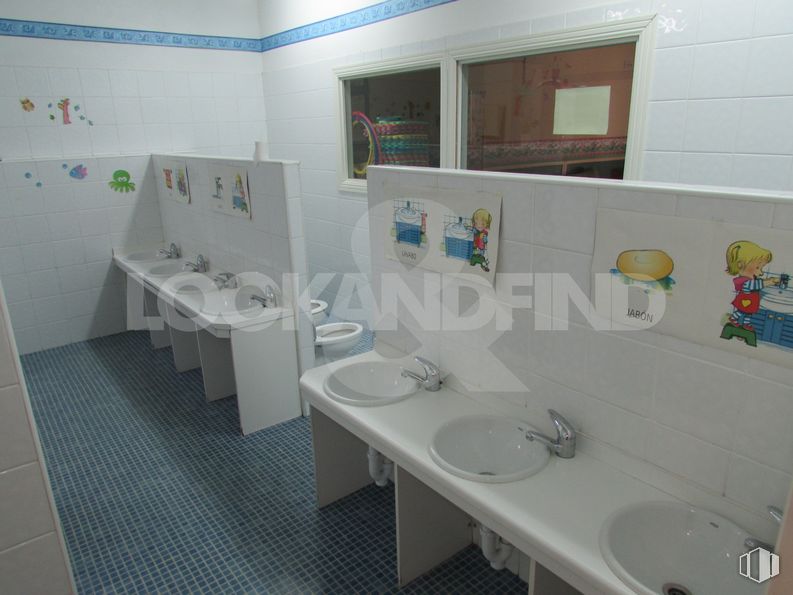 Retail for sale & for rent at Centro urbano, Talavera de la Reina, Toledo, 45600 with sink, mirror, tap, plumbing fixture, bathroom sink, property, azure, bathroom, purple and interior design around