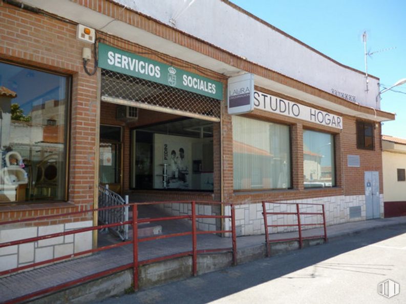 Retail for sale at Calle Maestro Vicente Rodríguez, Fuensalida, Toledo, 45510 with window, building, sky, fence, facade, fixture, door, commercial building, retail and mixed-use around