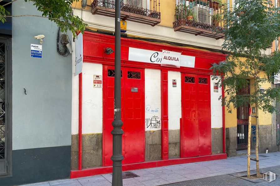 Retail for rent at Zona Justicia, Centro, Madrid, 28004 with building, fixture, window, door, red, facade, gas, tints and shades, road surface and city around