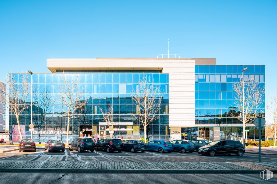 Oficina en alquiler en Edificio Altamar, Avenida Bruselas, 6, Alcobendas, Madrid, 28108 con coche, edificio, cielo, rueda, vehículo, azur, infraestructura, neumático, planta y ventana alrededor