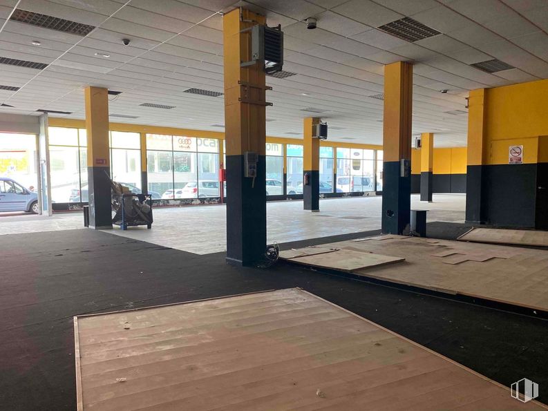 Industrial for sale & for rent at Zona empresarial, Fuenlabrada, Madrid, 28942 with car, floor, flooring, concrete, shade, hall, column, steel, aluminium and parking lot around