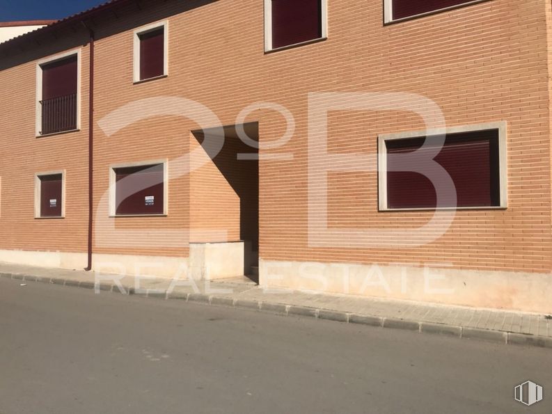 Local en venta en Calle Valencia, 15, Villacañas, Toledo, 45860 con ventana, edificio, madera, naranja, asfalto, albañilería, superficie de carretera, ladrillo, fachada y rectángulo alrededor