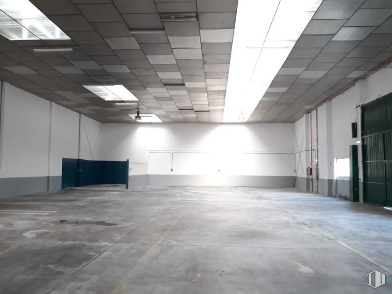 Industrial for rent at Calle Cortijo, 2, Villaverde, Madrid, 28021 with property, hall, interior design, fixture, flooring, floor, material property, composite material, shade and ceiling around