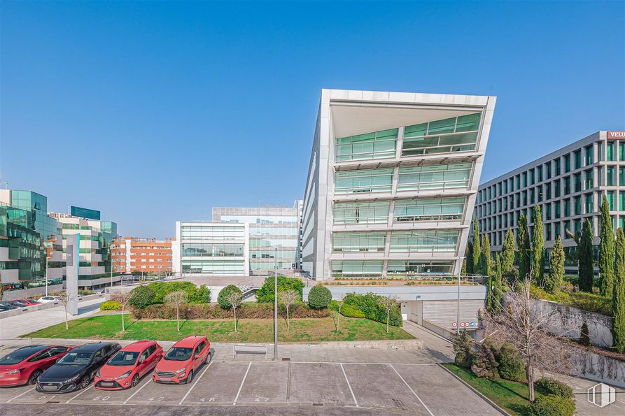 Office for rent at Edificio Oblicua, Calle Francisca Delgado, 11, Alcobendas, Madrid, 28108 with building, car, sky, plant, property, vehicle, urban design, neighbourhood, condominium and residential area around