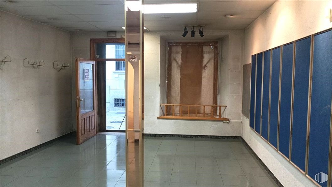 Retail for sale at Calle Esteban Domingo, Ávila, 05001 with door, property, fixture, interior design, hall, wood, floor, flooring, tile flooring and glass around