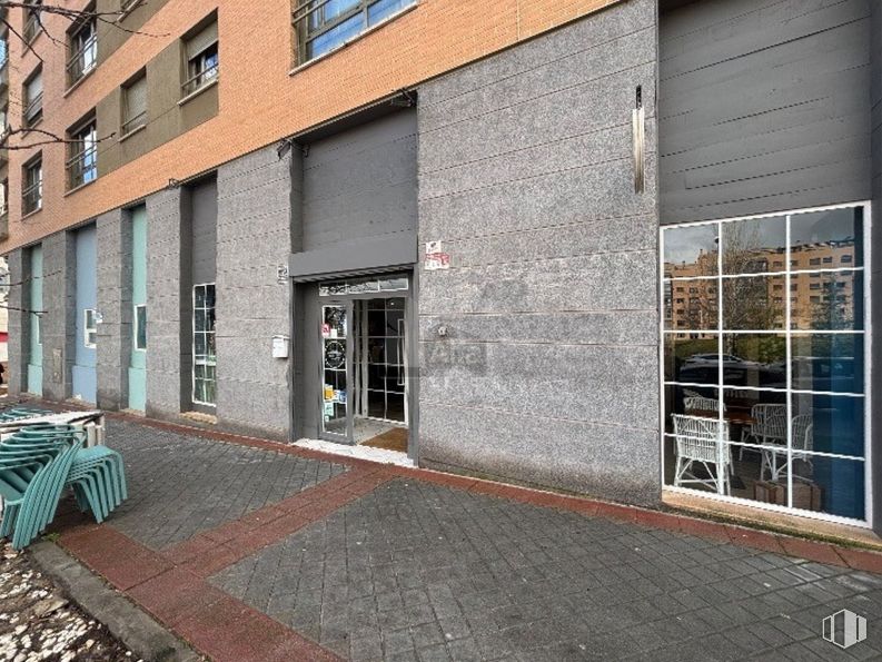 Retail for rent at Zona Las Tablas, Fuencarral - El Pardo, Madrid, 28050 with window, wall, composite material, concrete, brickwork, brick, sidewalk and building material around