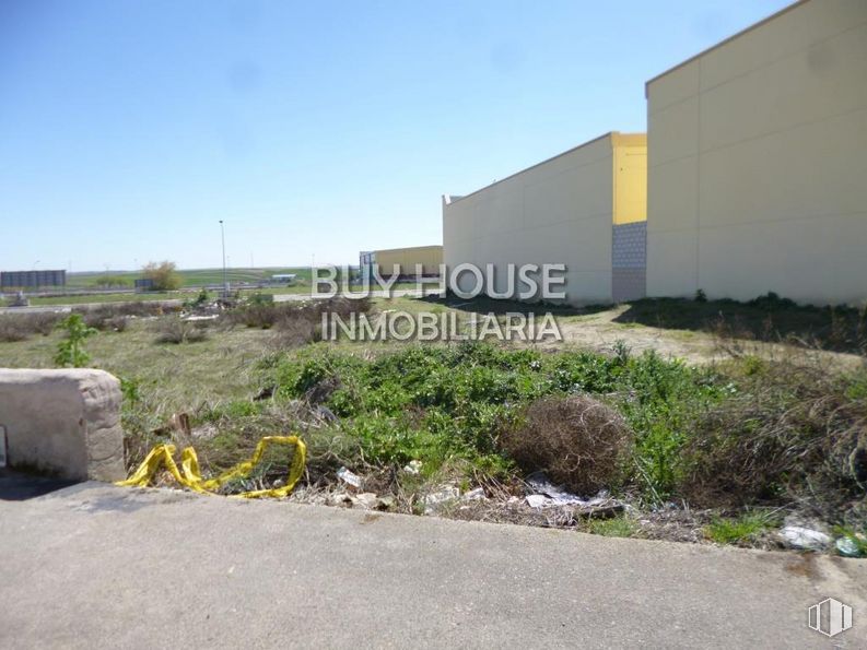 Land for sale at Avenida de la Industria, Numancia de la Sagra, Toledo, 45230 with building, sky, plant, land lot, grass, asphalt, urban design, road surface, landscape and real estate around