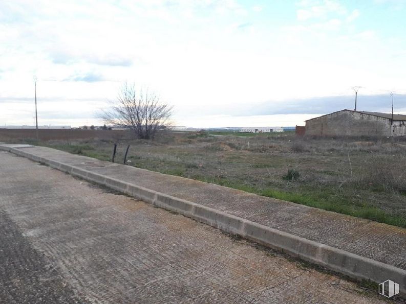 Land for sale at Calle Cedillo, 48, Lominchar, Toledo, 45212 with house, cloud, sky, plant, road surface, asphalt, tree, land lot, track and grass around