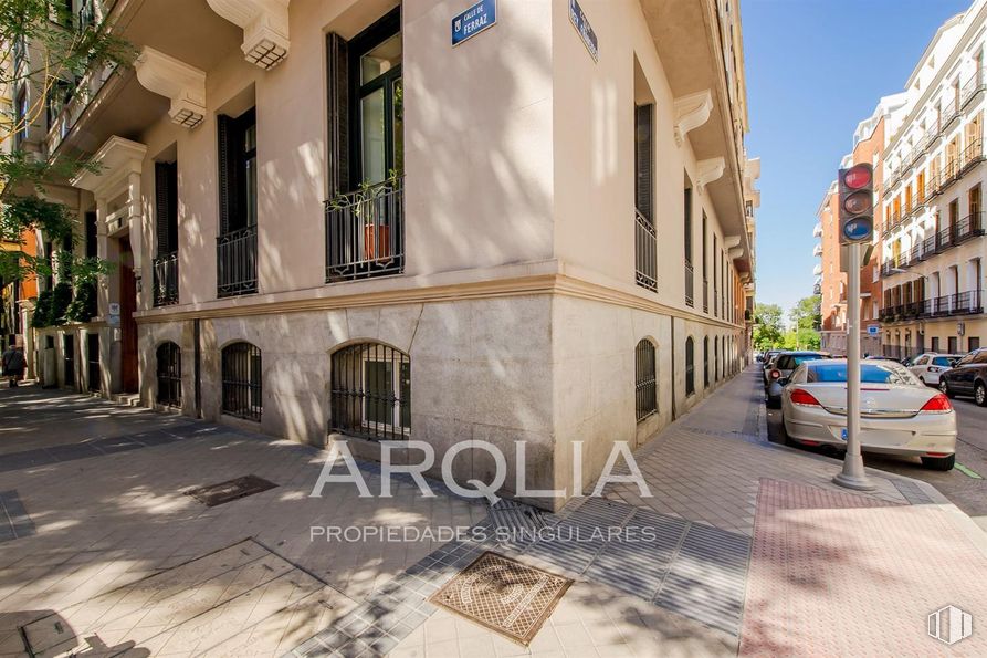 Oficina en venta en Calle Ferraz, Moncloa - Aravaca, Madrid, 28008 con coche, edificio, ventana, infraestructura, superficie de la carretera, rueda, arquitectura, barrio, asfalto y matrícula del vehículo alrededor