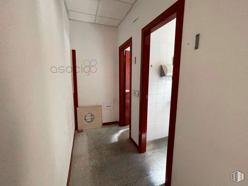 Retail for rent at Avenida Ejército, Guadalajara, 19004 with mirror, property, building, fixture, plumbing fixture, house, door, wood, flooring and floor around