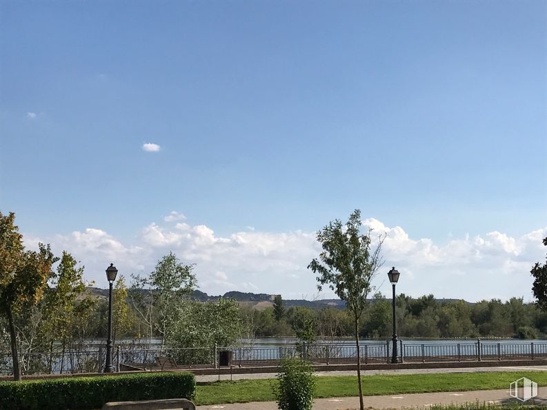 Office for rent at Avenida Real Fábrica de Sedas, 28, Talavera de la Reina, Toledo, 45600 with street light, cloud, sky, plant, tree, natural landscape, grass, body of water, cumulus, rural area and plain around