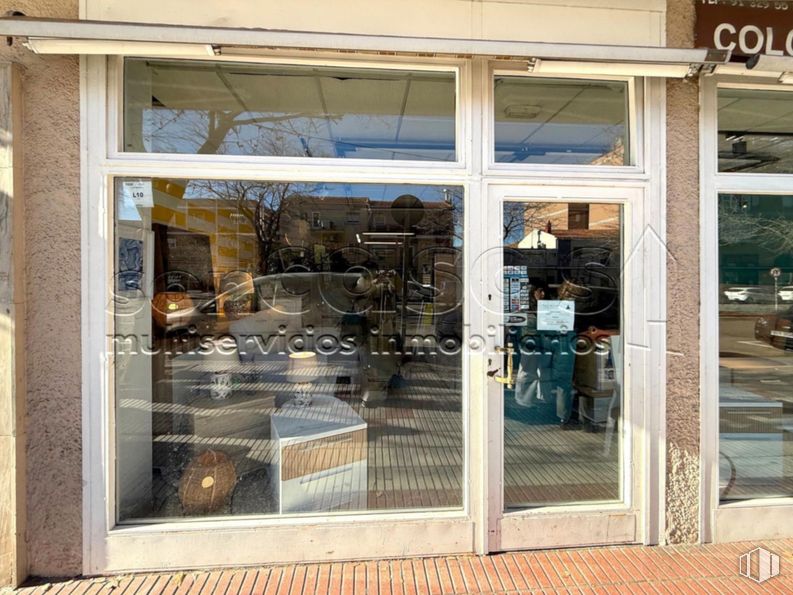 Local en alquiler en Avenida Logroño, Barajas, Madrid, 28042 con puerta, ventana, vidrio, material compuesto, venta al por menor, escaparate, metal, vitrina, hierro y transparencia alrededor