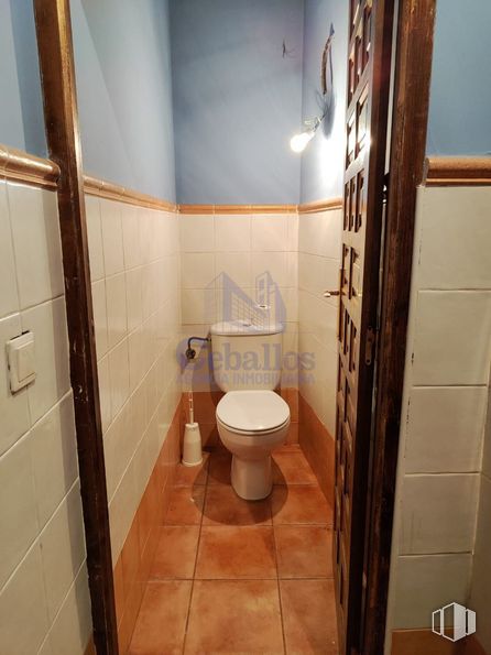 Retail for rent at Calle Barrionuevo, Guadalajara, 19001 with toilet, brown, bathroom, toilet seat, fixture, plumbing fixture, purple, wood, building and interior design around