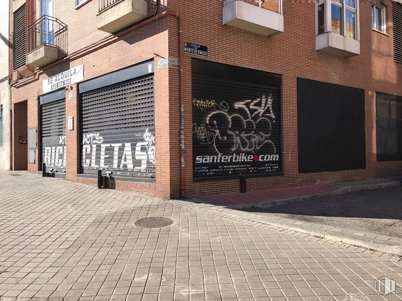 Retail for sale & for rent at Calle Sebastián Álvaro, 8, La Latina, Madrid, 28024 with building, window, property, wood, road surface, brickwork, asphalt, brick, font and sidewalk around