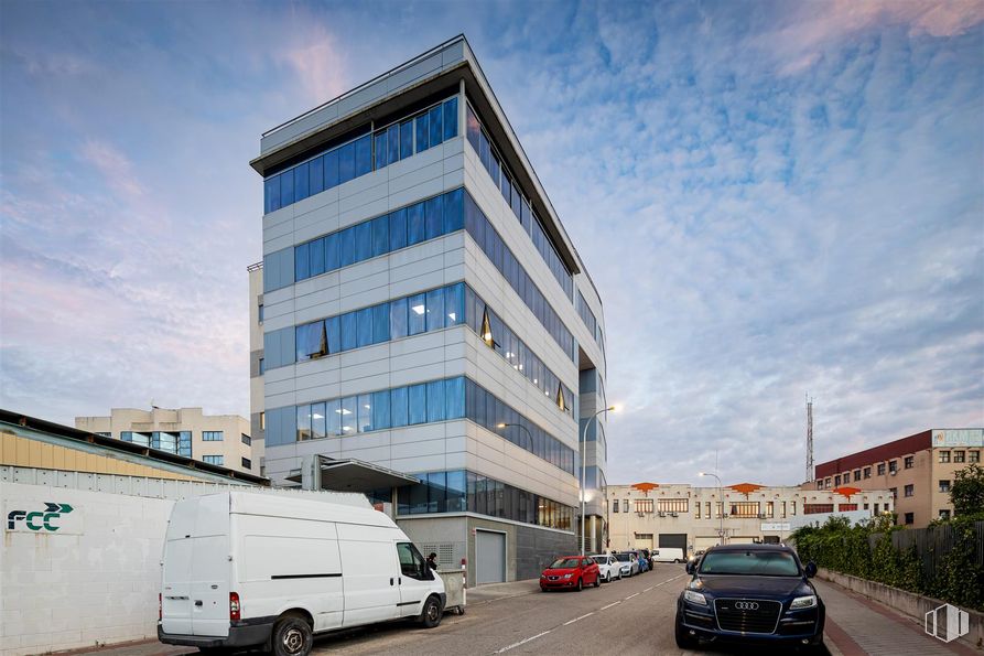 Oficina en alquiler en Edificio Cidro, Calle Cidro, 2, Carabanchel, Madrid, 28044 con coche, camioneta, edificio, cielo, nube, vehículo terrestre, vehículo, neumático, rueda y matrícula del vehículo alrededor