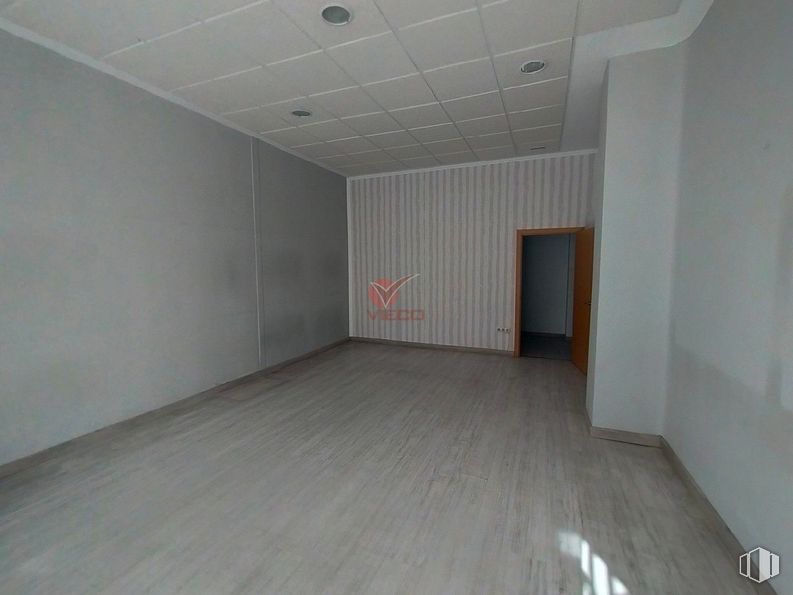 Retail for sale at Avenida Castilla La Mancha, Cuenca, 16003 with door, fixture, hall, building, floor, wood, flooring, wall, composite material and concrete around