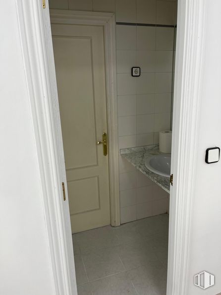 Oficina en venta en Calle Azuela, 1, Collado Villalba, Madrid, 28400 con puerta, fregadero, asa, accesorio, cerrojo muerto, madera, edificio, suelo, manija de la puerta y puerta de casa alrededor