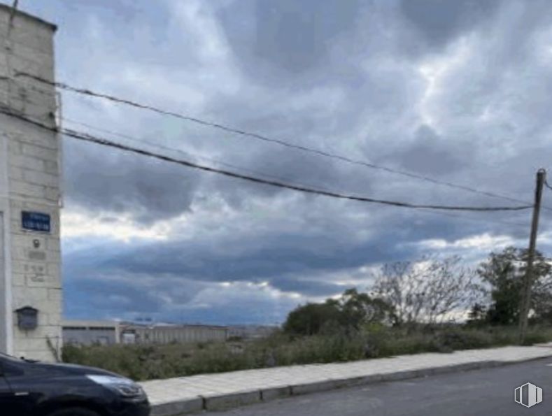 Land for sale at Calle Campo Azálvaro, 11, Ávila, 05004 with car, cloud, sky, road surface, vehicle, asphalt, electricity, overhead power line, automotive exterior and motor vehicle around