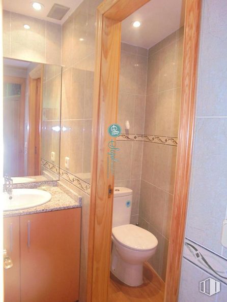 Office for sale at Avenida Acueducto, Segovia, 40001 with toilet, sink, bathroom cabinet, cabinetry, property, mirror, building, bathroom, plumbing fixture and purple around