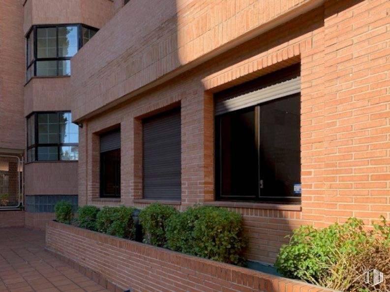 Local en venta en Calle Agastia, Ciudad Lineal, Madrid, 28043 con ventana, planta, propiedad, edificio, albañilería, ladrillo, accesorio, madera, diseño urbano y condominio alrededor