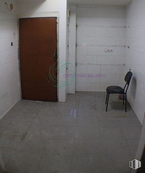 Local en alquiler y venta en Zona Fermín Caballero, Cuenca, 16004 con silla, puerta, edificio, accesorio, madera, suelos, suelo, casa, techo y material compuesto alrededor